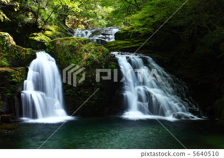 承載Akame Shitaki瀑布的瀑布 5640510