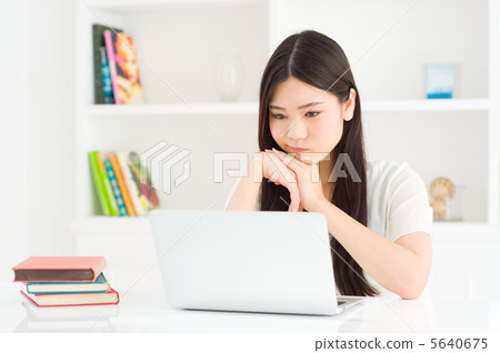 一個女人在看電腦時擔心 5640675