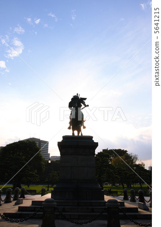 漂浮在剪影的Kusunoki Masami雕像在黃昏 5641215