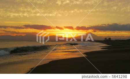 在日落時的海灘 在日落時的海灘 5641298