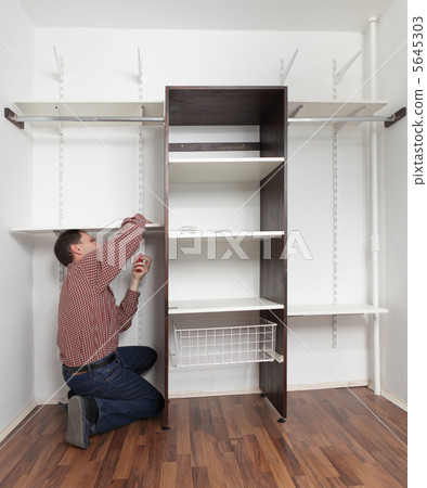 Assembling closet 5645303