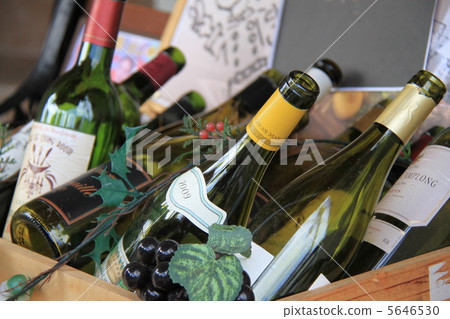 一瓶空酒放在店面 5646530