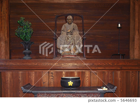 Takaoka walking · Zuiryuji Zen temple Takaoka walking · Zuiryuji Zen temple 5646693