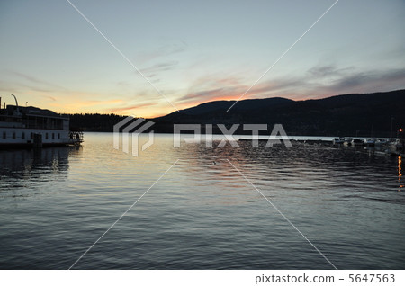 初秋的湖 5647563