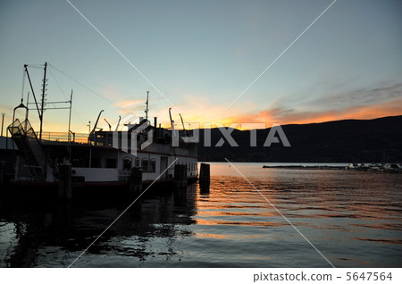 日落和一艘船 5647564