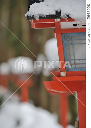 Lantern and snow Lantern and snow 5648008
