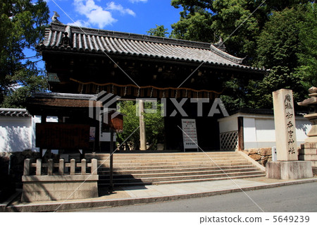 Okonomiya Shrine · Front gate (Fushimi Castle Otemon gate remains) 5649239