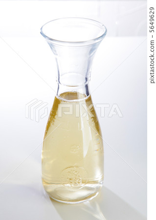 Decanter's white wine Decanter's white wine 5649629