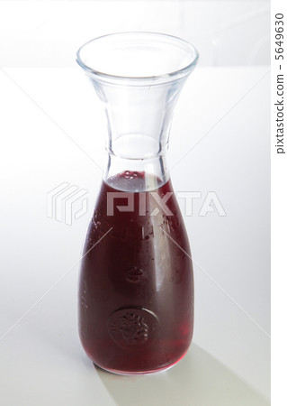 Decanter's red wine Decanter's red wine 5649630