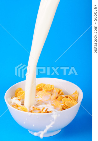 Cornflakes and pouring milk 5650567