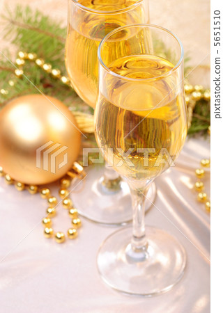 Champagne and bauble 5651510
