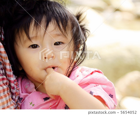 穿著浴衣外觀的嬰兒穿著浴衣的嬰兒 穿著浴衣外觀的嬰兒穿著浴衣的嬰兒 5654052