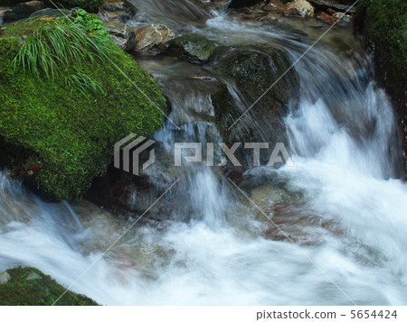 山間溪流 5654424