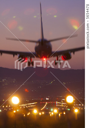 Passenger plane landing 5654478
