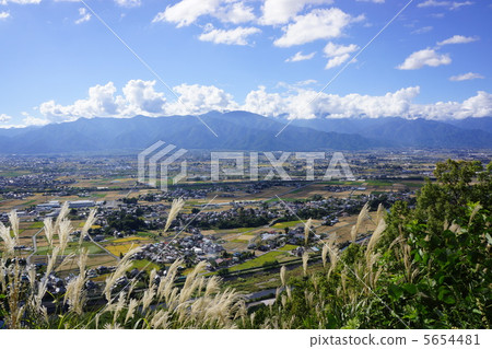 初秋的北阿爾卑斯山脈和松本平原 初秋的北阿爾卑斯山脈和松本平原 5654481