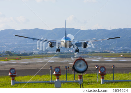 Passenger plane landing 5654624