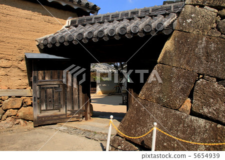 Himeji Castle · The gate of water 5654939