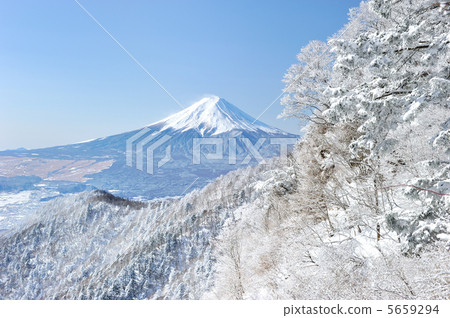Mitsuzen Pass in winter Mitsuzen Pass in winter 5659294