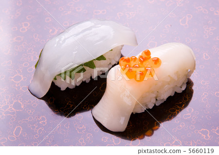 Nigiri壽司兩種切割的魷魚草 Nigiri壽司兩種切割的魷魚草 5660119