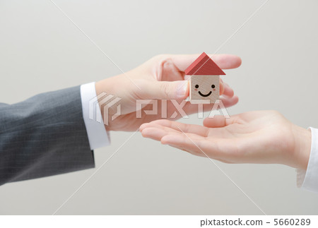 通過房子的模型 5660289