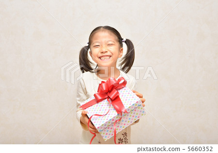提供禮物的女孩 5660352