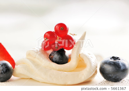 Cream meringues Cream meringues 5661367