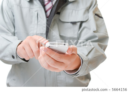 操作智能手機的工作者 操作智能手機的工作者 5664156