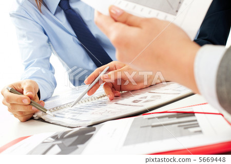 Discussing papers Discussing papers 5669448