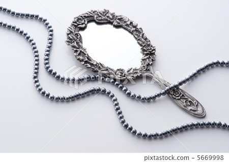 Hand mirrors and pearls 5669998
