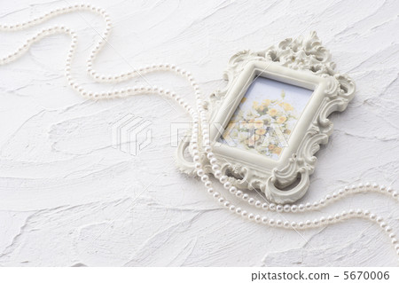 Picture frame and pearl 5670006