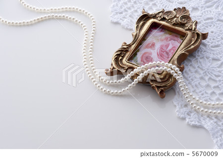 Forehead and pearl and lace 5670009