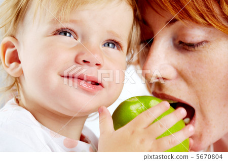 Feeding mom 5670804