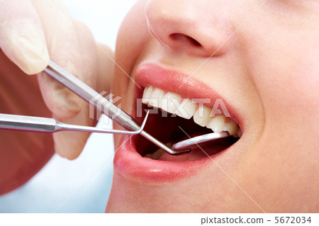 Examining mouth Examining mouth 5672034