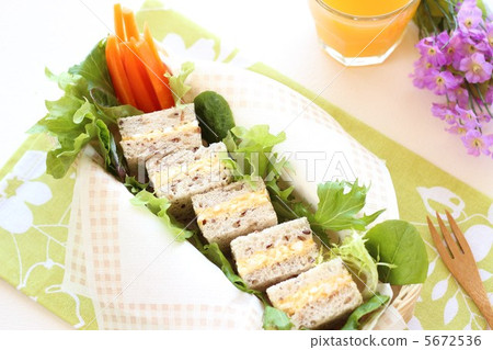 Healthy bread egg sandwich 5672536