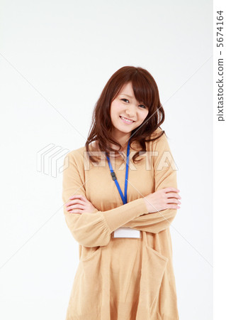 年輕女性的臨時僱員 年輕女性的臨時僱員 5674164