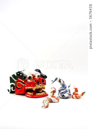 新年賀卡2013·蛇的家族和獅子頭白背·垂直位置明信片對比 新年賀卡2013·蛇的家族和獅子頭白背·垂直位置明信片對比 5676438