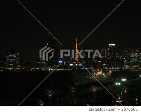 從Harumi客運碼頭觀看的東京夜視圖 從Harumi客運碼頭觀看的東京夜視圖 5676563