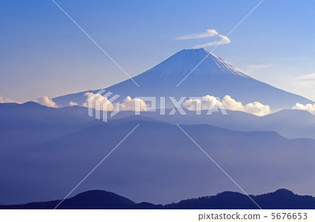 富士山頂部的雙雲 5676653
