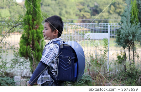 I am happy with school bags. 5678659