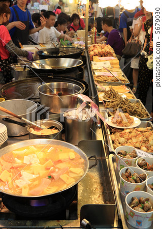 台北最大的夜市“士林夜市”美食展台 5679030