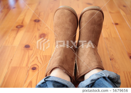 穿羊皮靴的女人的腿 5679656