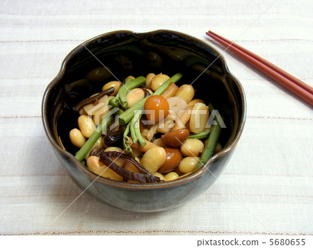 Simmered vegetables with soybeans 5680655