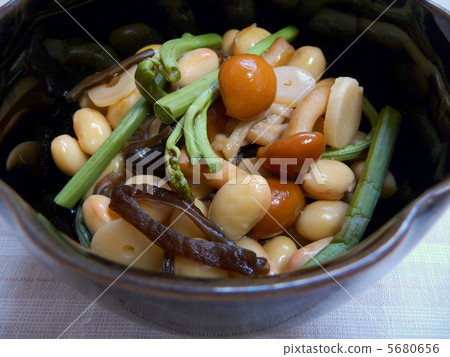 Simmered vegetables with soybeans 5680656