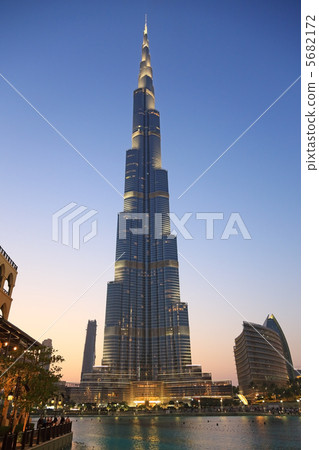 迪拜，駁船和輪尺的日落 5682172