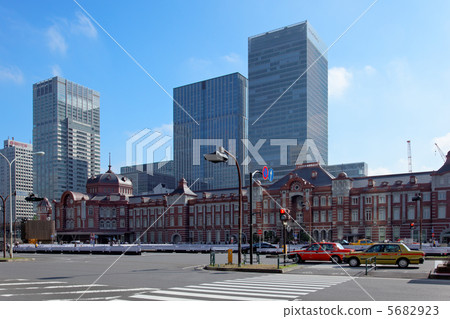 Save and restoration construction completed Tokyo Station Marunouchi station building and blue sky Save and restoration construction completed Tokyo Station Marunouchi station building and blue sky 5682923