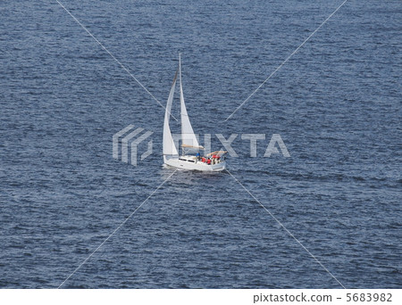 悠閒地航行著白色風帆 悠閒地航行著白色風帆 5683982