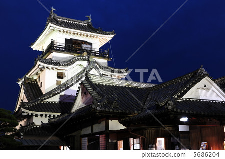在高知城堡城堡塔漂浮在夜空和城堡節日在主要的神社秋天 在高知城堡城堡塔漂浮在夜空和城堡節日在主要的神社秋天 5686204