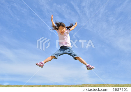 Girls to jump in the blue sky 5687501