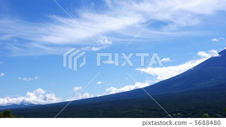 Left side ridgeline · Horizontal position (2012.9.24) from Yamanashi prefecture side in early autumn sky and Blue Fuji mountain hem 5688480
