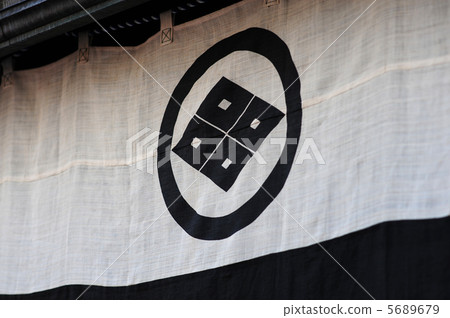 Four rounds in a circle 5689679